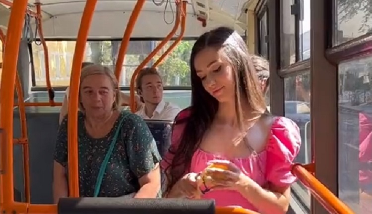 Neočekivan prizor – devojka ljuštila povrće u gradskom prevozu