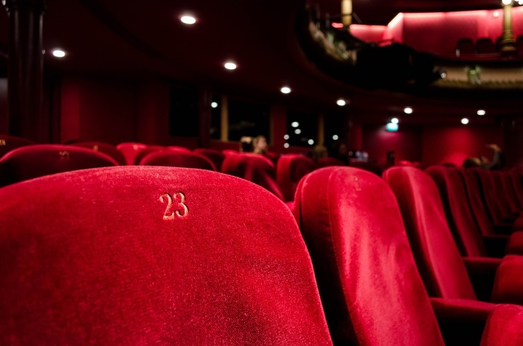 Postoji određeni razlog – zašto su sedišta u bioskopima crvene boje?