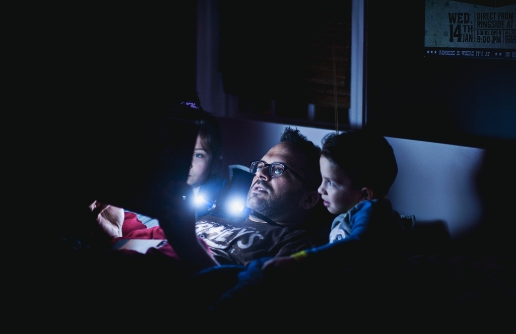 Istraživanje pokazalo – evo zašto je bolje da tate čitaju priče za laku noć