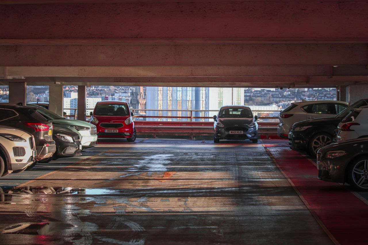 Automobili u gradskoj garaži